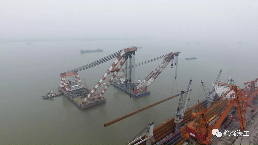 “钢管桩吊装过驳”安全顺利完成