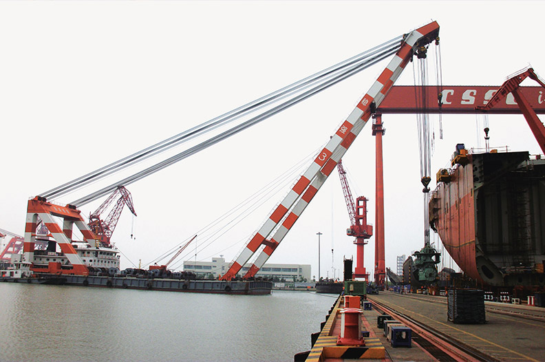 中船澄西船厂主机吊装