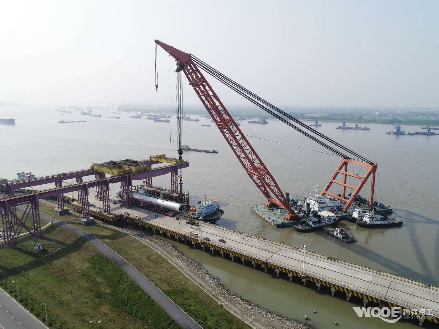 世界最重加氢反应器在镇江二重码头吊装上船
